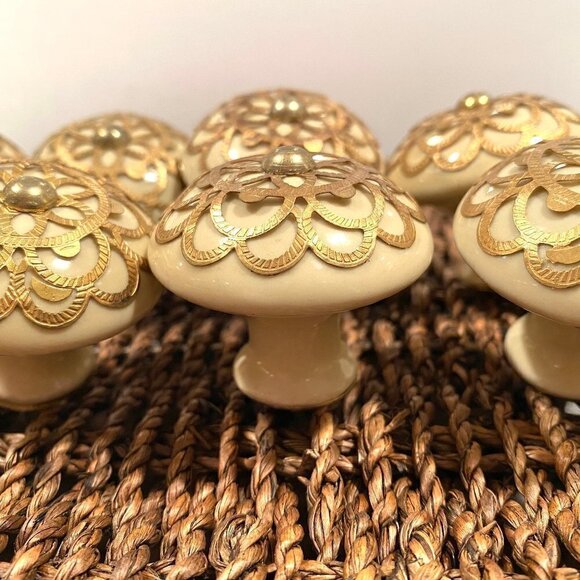 Many sets of 6 Ceramic Gold / cream pull/knob - Picture 3 of 3
